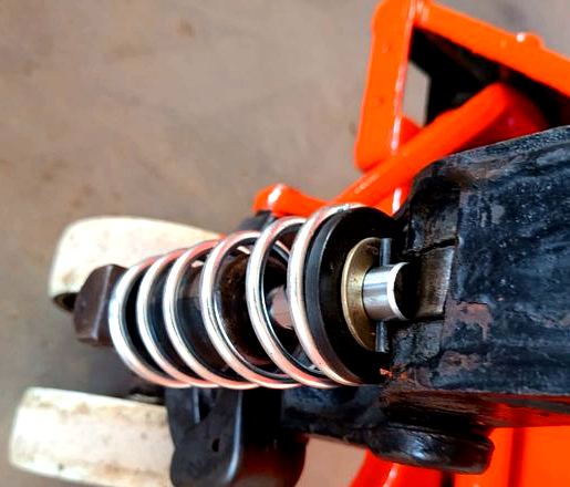Detalle de rodamiento y resorte de carretilla hidráulica reparada